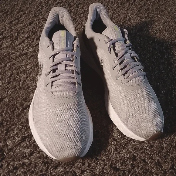 Nike Revolution 5 Premium Wolf Grey- size 11.5 men - Picture 3 of 10